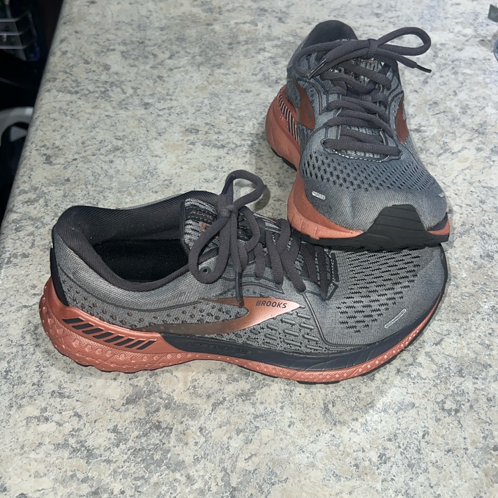 Brooks Adrenaline Women’s Size 8 Gray and Pink